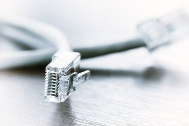 Rj45 fiş Lan ağı ahşap masanın üzerinde yakın çekim