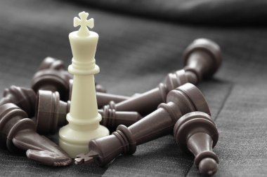 Satranç rakamın takım elbise arka plan strateji veya leadersh yakın çekim