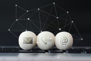 Web sitesi ve internet ahşap top simgesine sayfa konsantrasyon bize ulaşın