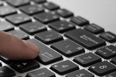 işadamı parmak klavye kullanımı, yakın dizüstü compute girin