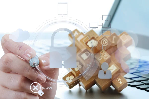 Zakenman hand wijzen padlock op Aanraking scherm computer als — Stockfoto