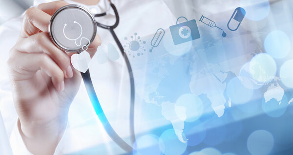 Врач медицины рука работает с современным компьютерным интерфейсом, как м
