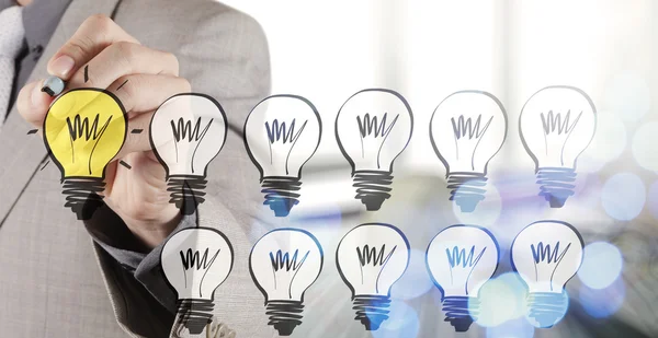 Affärsman hand dra kreativa affärsstrategi med ljus b — Stockfoto