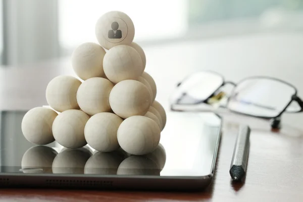 Conceito de negócio de liderança, ícones de pessoas em bolas de madeira em digi — Fotografia de Stock