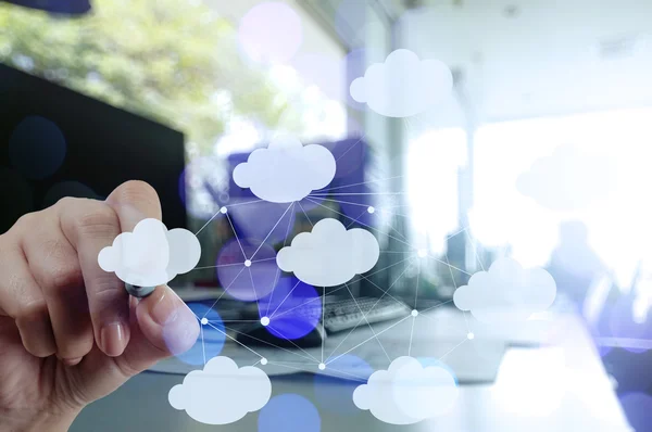 Zakenman hand werken met een cloud computing-diagram op de n — Stockfoto