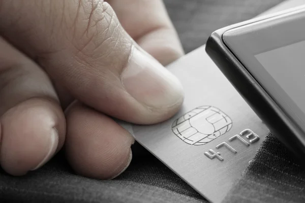 Cartes de crédit en mise au point très peu profonde avec fond de costume gris — Photo