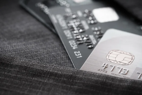 Creditcards in zeer ondiepe focus met grijs pak achtergrond — Stockfoto