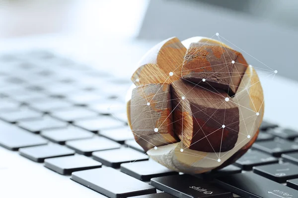 Globo de textura de madeira com diagrama de mídia social no laptop computar — Fotografia de Stock