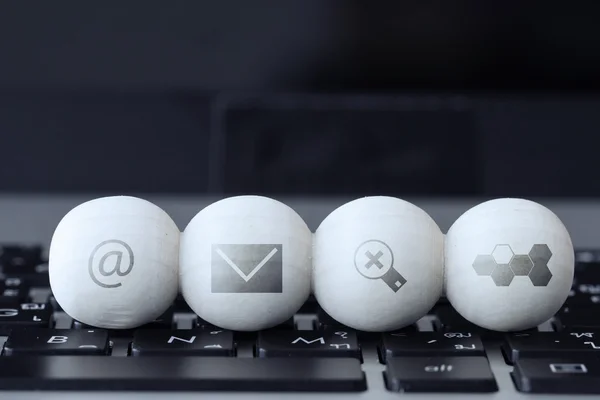 Icônes concept internet sur des boules en bois et ordinateur portable — Photo