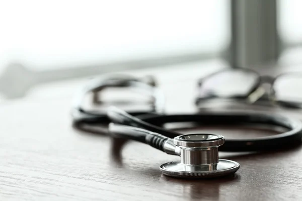 Studio macro of a stethoscope and glasses with shallow DOF evenl — Stock Photo, Image