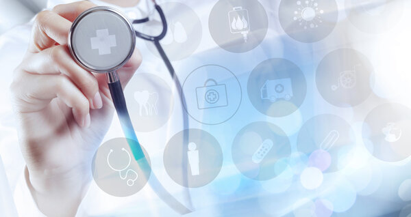 Врач медицины рука работает с современным компьютерным интерфейсом, как м
