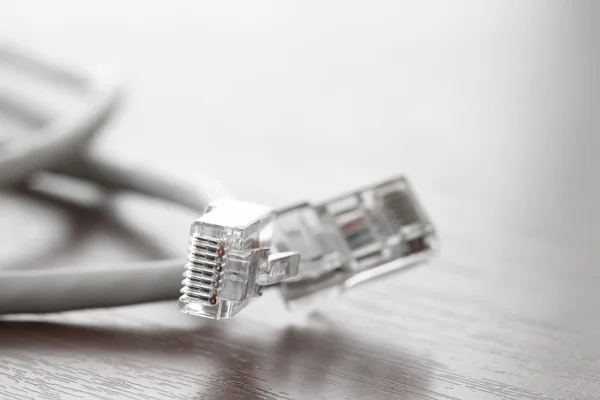 Primo piano di RJ45 Plug Lan Network sulla scrivania in legno — Foto Stock