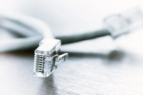 Primo piano di RJ45 Plug Lan Network sulla scrivania in legno — Foto Stock