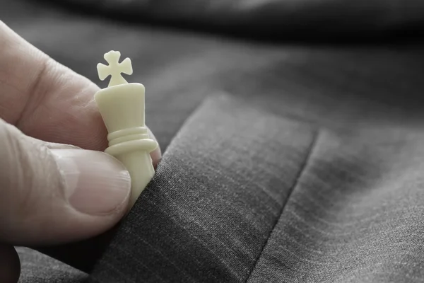 Close-up van de hand bewegen van Schaken figuur op pak achtergrond strategie — Stockfoto