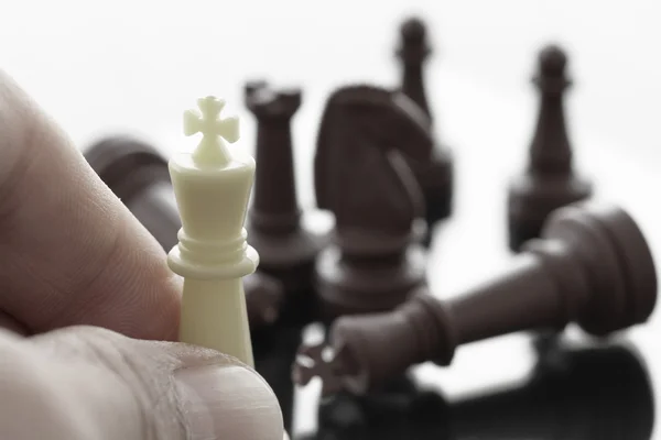 Крупним планом рухається фігура шахів на костюмі як страйк — стокове фото