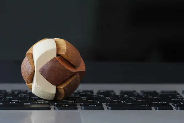 Rompecabezas globo textura de madera en el ordenador portátil como cono de Internet — Foto de Stock