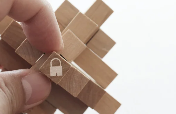 Hangslotpictogram op kubieke hout puzzel als internet veiligheid online bu — Stockfoto