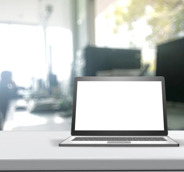 Laptop 3d con pantalla en blanco sobre tabla laminada y fondo borroso —  Fotos de Stock