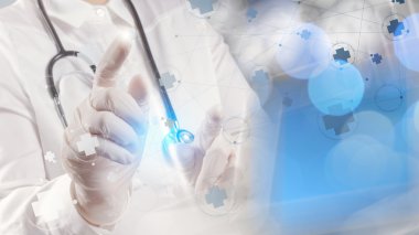 Tıp doktoru el m olarak modern bilgisayar arayüzü ile çalışma