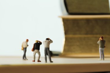 Yaratıcı bir fikir kavramı - minyatür fotoğrafçı vintage altın ile