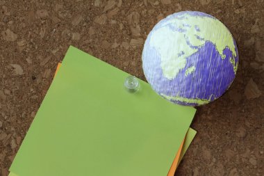 elle çizilmiş doku dünya PIN ve iş grafik üzerinde yapışkan n ile