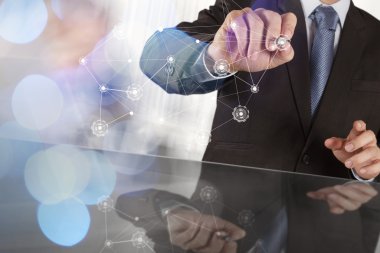Yeni modern bilgisayar ile birlikte çalışma işadamı çift pozlama 