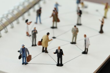 Sosyal ağ diyagramı açık olan minyatür insanları kapat