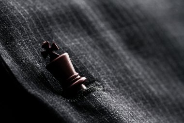 Satranç rakamın takım elbise arka plan strateji veya leadersh yakın çekim