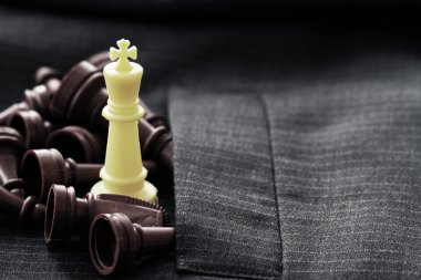 Satranç rakamın takım elbise arka plan strateji veya leadersh yakın çekim