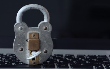 Hesaplama Internet güvenlik kavramı-eski asma kilit ve anahtar laptop
