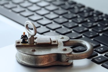 Internet güvenlik kavramı-minyatür işadamı stand eski anahtar