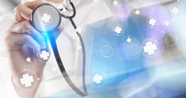 Врач медицины рука работает с современным компьютерным интерфейсом, как м
