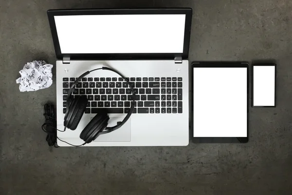 Vista superior del espacio de trabajo de la composición de concepto de música con auriculares — Foto de Stock