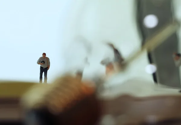 Concepto de idea creativa - fotógrafo en miniatura con estilo vintage — Foto de Stock