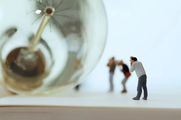 Concepto de idea creativa - fotógrafo en miniatura con estilo vintage — Foto de Stock