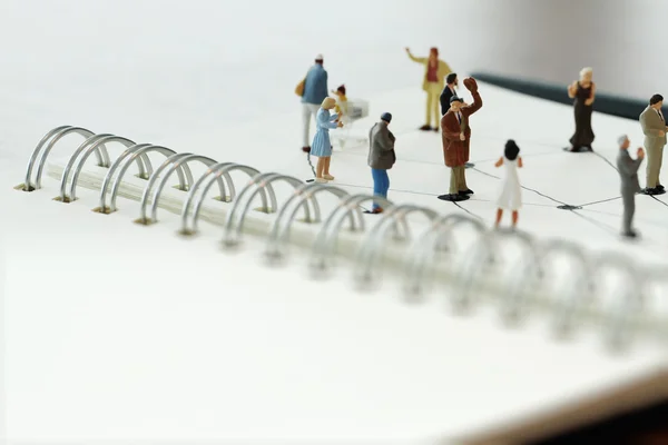 Close-up de pessoas em miniatura com diagrama de rede social em aberto — Fotografia de Stock