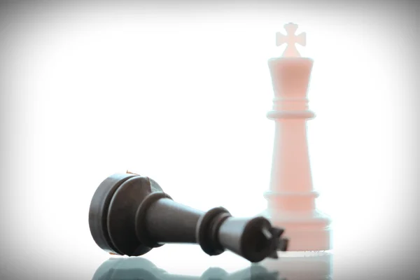 Zblízka krále šachu postava obklopen řadou padlých b — Stock fotografie