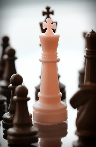 Close-up van koning Schaken figuur omringd door een aantal gevallen b — Stockfoto
