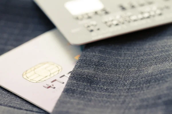 Creditcards in zeer ondiepe focus met grijs pak achtergrond — Stockfoto