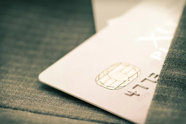 Cartes de crédit en mise au point très peu profonde avec fond de costume gris — Photo