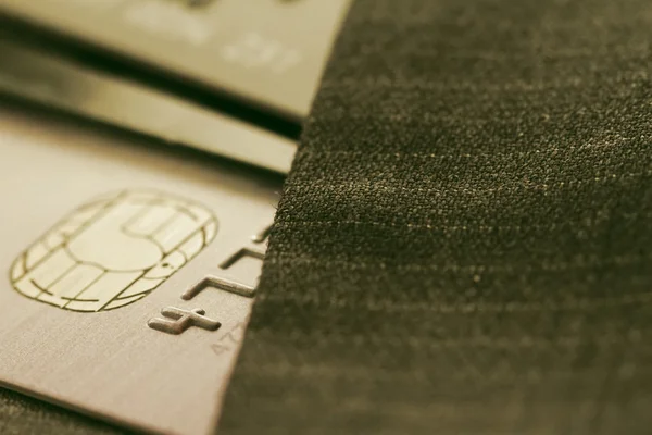 Hitelkártyák, nagyon sekély fókuszban szürke színű háttérrel — Stock Fotó