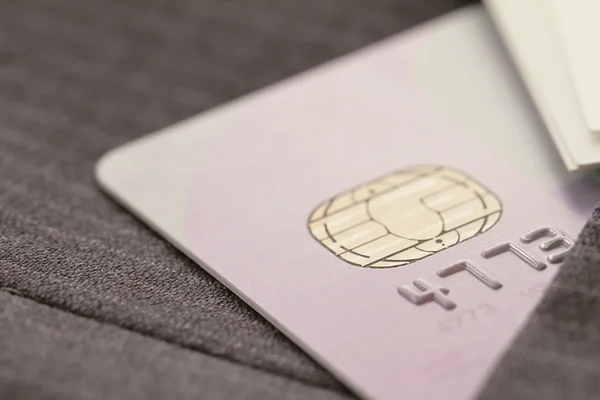 Carte di credito a fuoco molto superficiale con sfondo abito grigio — Foto Stock