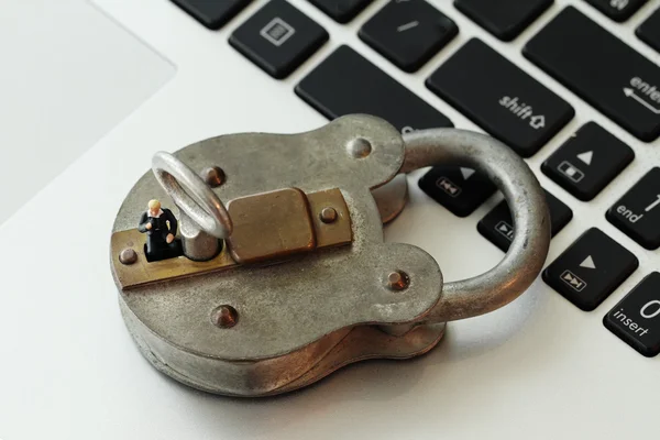 Internet security koncept miniaturní podnikatel stojan na starý klíč — Stock fotografie