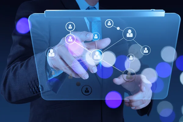Hombre de negocios mano mostrando icono humano diagrama de flujo en la nueva comunicación moderna —  Fotos de Stock