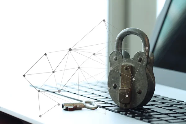 Internet security koncept gamla hänglås och nyckel på laptop — Stockfoto