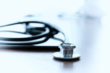 Studio makrosu bir stetoskop ve dijital tablet ile sığ