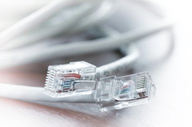 Rj45 fiş Lan ağı ahşap masanın üzerinde yakın çekim