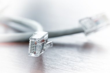 Rj45 fiş Lan ağı ahşap masanın üzerinde yakın çekim