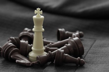 Satranç rakamın takım elbise arka plan strateji veya leadersh yakın çekim