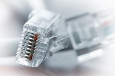 Rj45 fiş Lan ağı ahşap masanın üzerinde yakın çekim